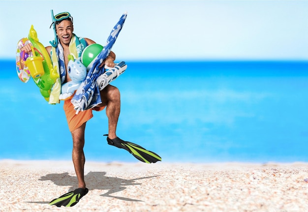 Kaukasischer Schwimmer mit Maske, Schnorchel und Flossen auf weißem Hintergrund