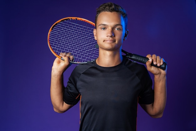 Kaukasischer Tennisspieler des jungen Mannes, der mit Tennisschläger aufwirft