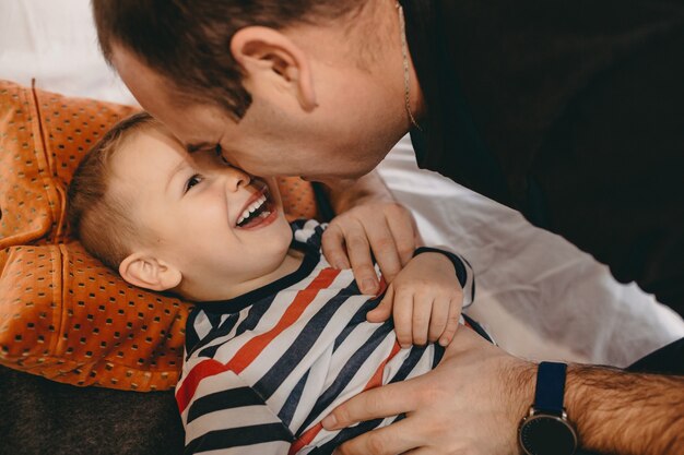 kaukasischer Vater spielt mit seinem Sohn