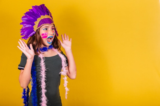 Kaukasisches brasilianisches Kind, gekleidet für Karneval, wow, unglaublich, unglaublich