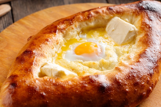 Kaukasisches Brot Ajarian Khachapuri mit Ei