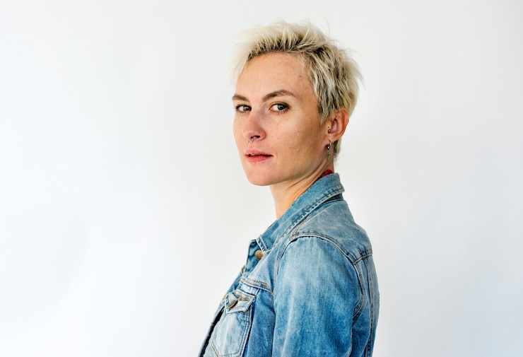 Foto kaukasisches frauen-gesichts-ausdruck-studio-porträt
