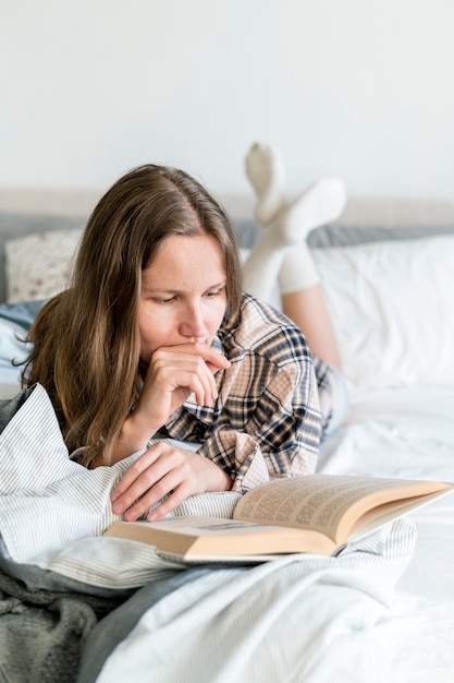 Kaukasisches Frauenlesebuch im Bett