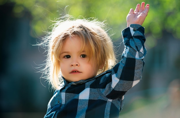 Foto kaukasisches kind draußen porträt nahaufnahme kinder gesicht