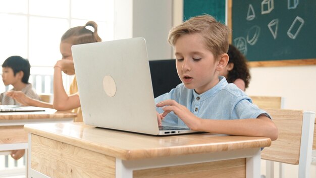 Kaukasisches Kind Programmiersoftware-System und das Lernen von Programmierpädagogik