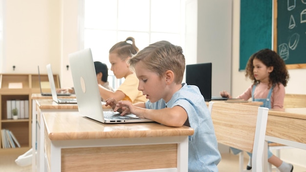 Kaukasisches Kind Programmiersoftware-System und das Lernen von Programmierpädagogik