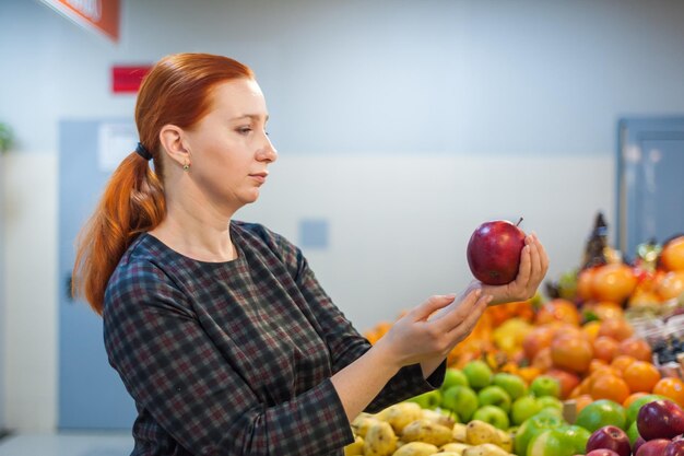 Foto kaukasisches mädchen, das frischgemüselebensmittelprodukte am marketxa kauft