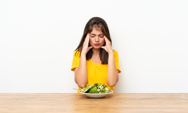 Kaukasisches Mädchen mit dem Salat unglücklich und mit etwas frustriert. Negativer Gesichtsausdruck