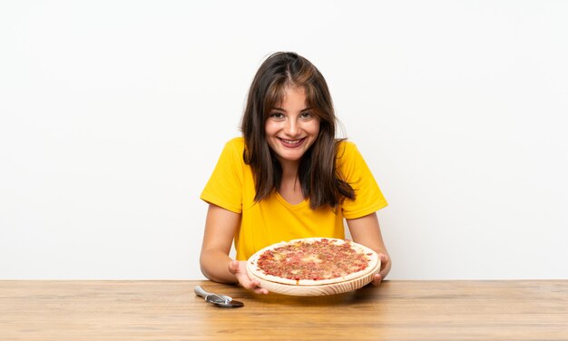 Kaukasisches Mädchen mit einer Pizza