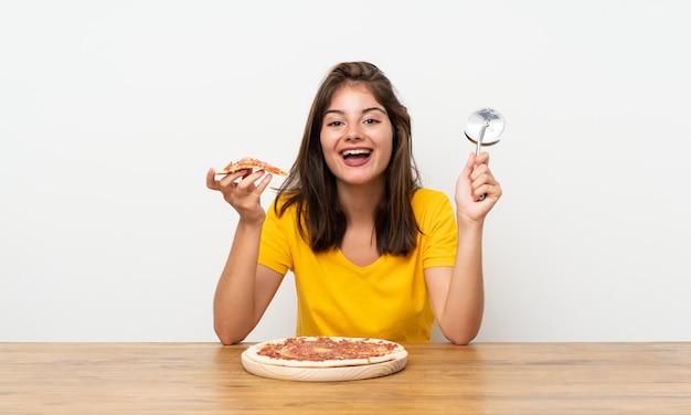 Kaukasisches Mädchen mit einer Pizza