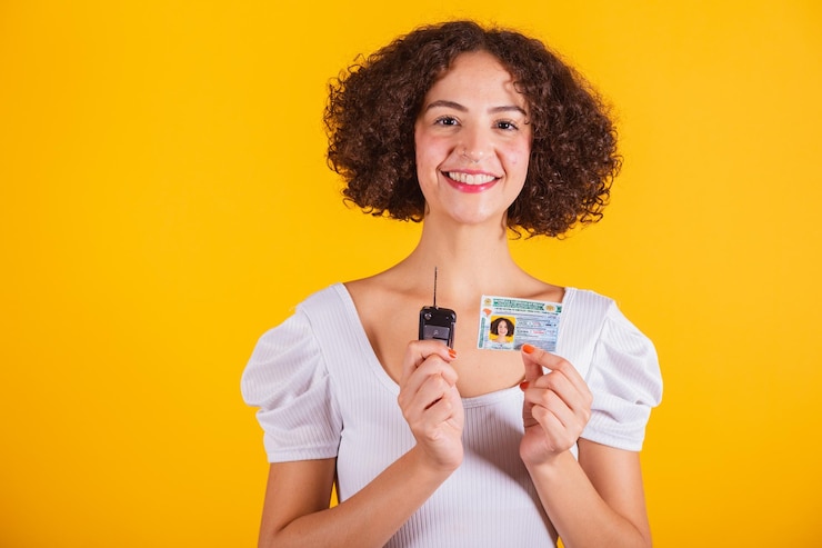 Foto kaukasisches modell in weißem hemd und blauen jeans mit führerschein und autoschlüsseln übersetzung in englisch fahrerzeugnis
