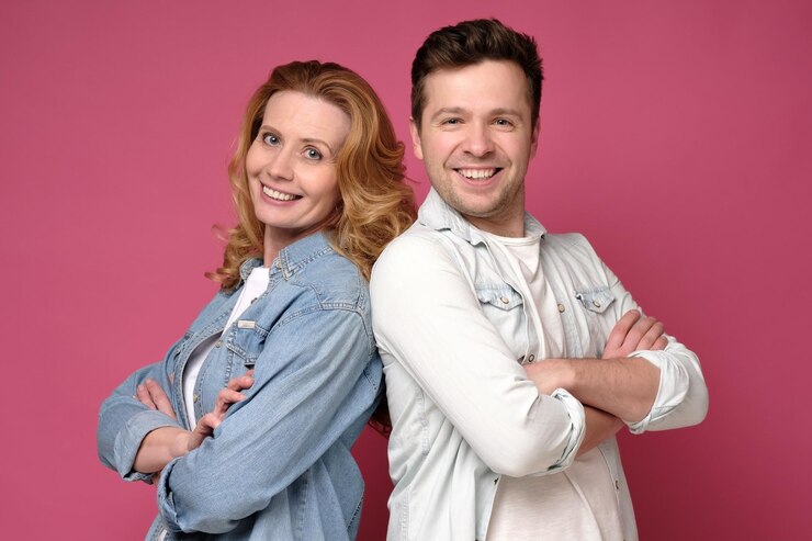 Foto kaukasisches paar schwester und bruder schaut in die kamera und lächelt