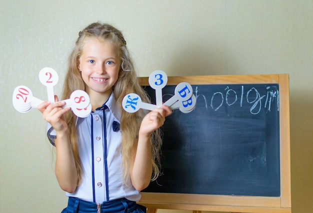 Kaukasisches Schulmädchen haben Spaß am kleinen Schreibtisch