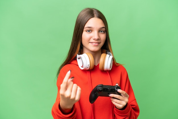 Kaukasisches Teenager-Mädchen, das mit einem Videospiel-Controller über isoliertem Hintergrund spielt und eine kommende Geste macht