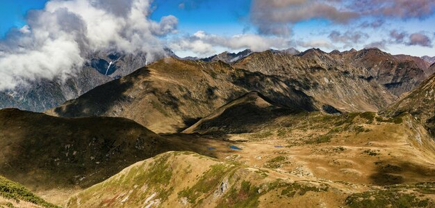 Kaukasus-Gebirge Panorama mit bewölktem Himmel. Krasnaya Polyana, Sotschi, Russland