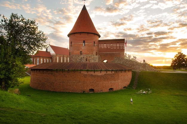 Kaunas-Schloss im gotischen Stil im Sommer bei Sonnenuntergang, Litauen