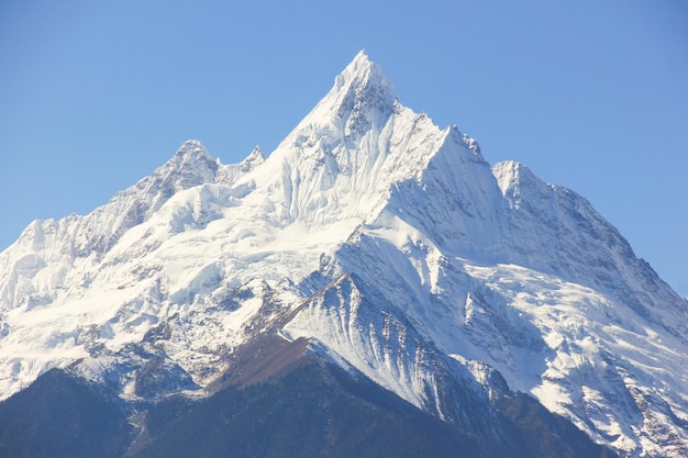 Kawagarbo Schneeberg am blauen Himmel in der Provinz Deqin Yunnan China