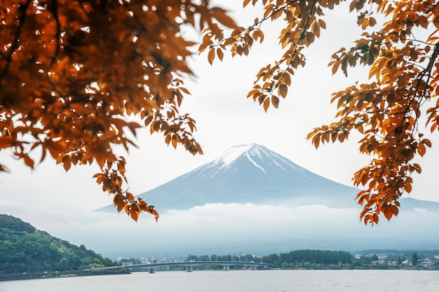 Foto kawaguchi-see und foji-berg in japan