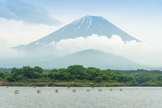 Foto kawaguchi-see und foji-berg in japan