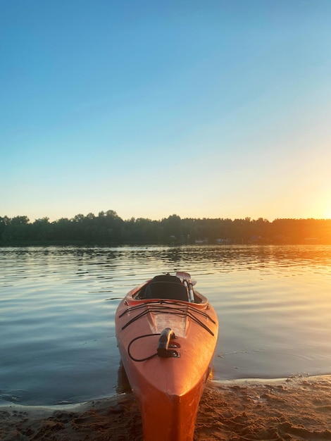 Kayak en el agua al atardecer