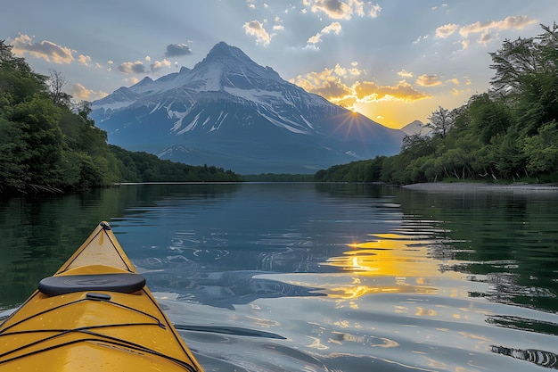 Kayak amarillo a la deriva en el agua con el fondo de la montaña