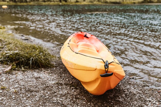 Foto kayak amarillo a la orilla de un lago