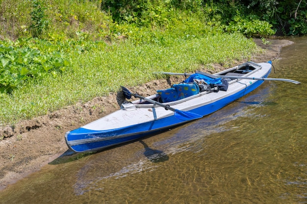 El kayak está amarrado contra el fondo del río rafting en el río rápido estilo de vida de viaje de aventura concepto de pasión por los viajes vacaciones de fin de semana activas naturaleza salvaje al aire libre