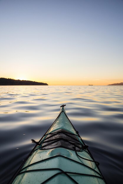 Kayak durante el atardecer