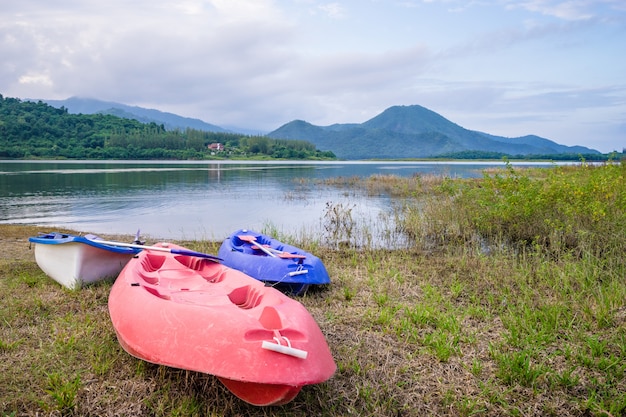 Kayak cerca del lago con montaña