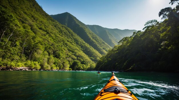 Foto kayak deslizándose por el río con montañas en el fondo