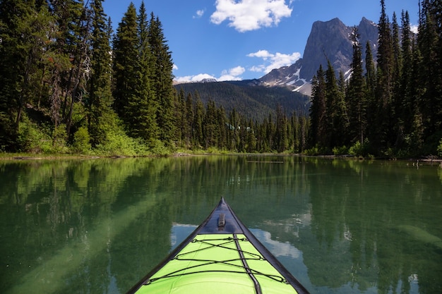 Kayak en Emerald Lake durante un vibrante día soleado de verano