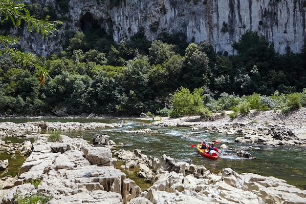El kayak es un estilo de vida activo río de montaña rocosa día soleado en el desfiladero de Ardeche sur de Francia Europa