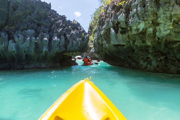 Kayak en la isla laguna entre montañas. Viaje en kayak en El Nido, Palawan, Filipinas.