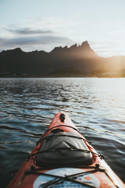 Foto kayak en el lago contra el cielo