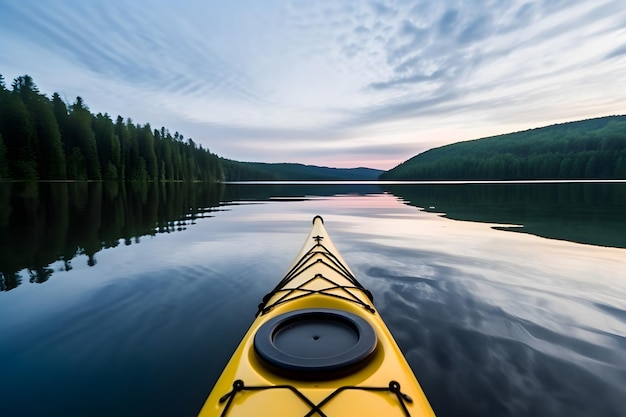 Kayak en un lago con un fondo de hermoso paisaje