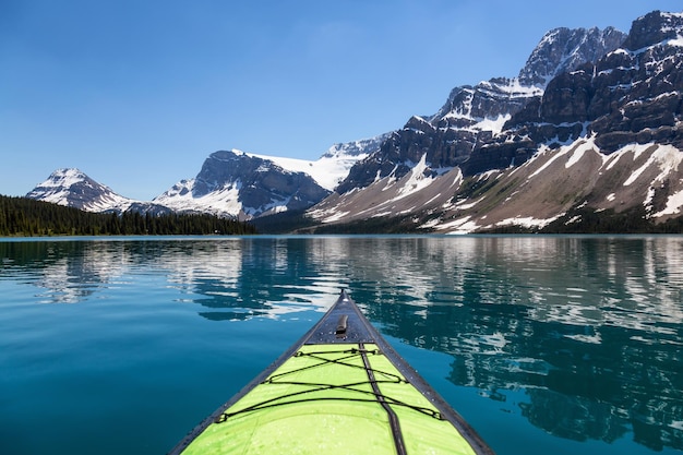 Kayak en un lago glaciar durante un vibrante día soleado de verano