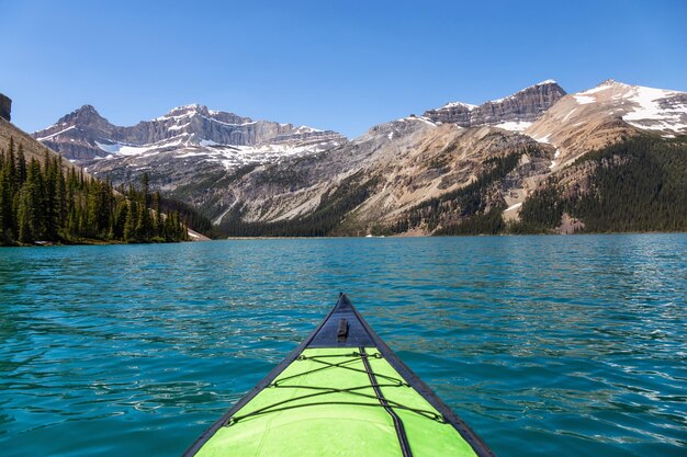 Kayak en un lago glaciar durante un vibrante día soleado de verano