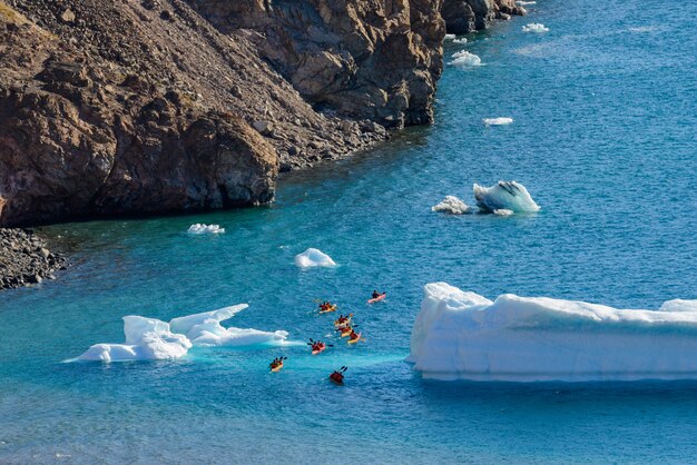 Kayak en el mar ártico cerca de iceberg