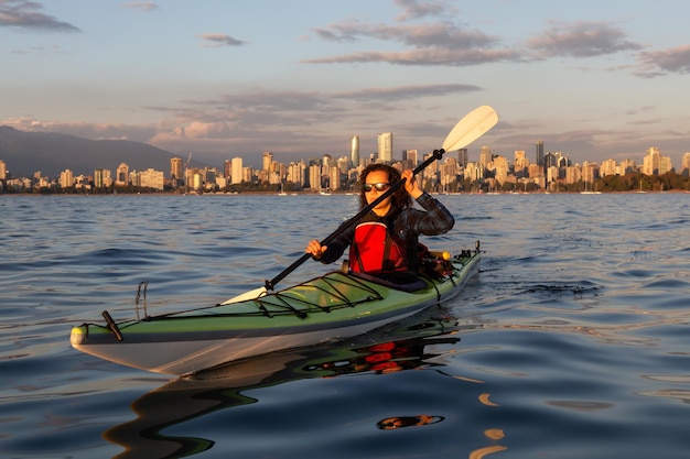 Kayak de mar frente al centro de la ciudad