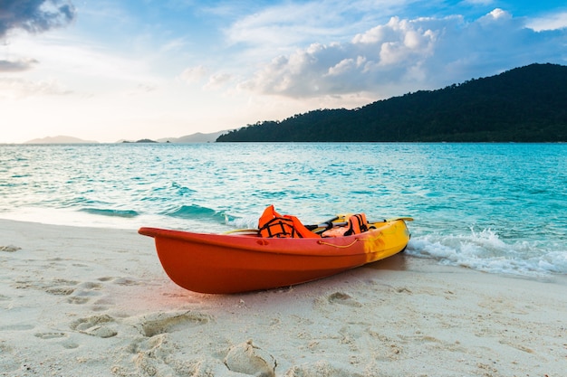 kayak de mar en el océano tailandés Tailandia