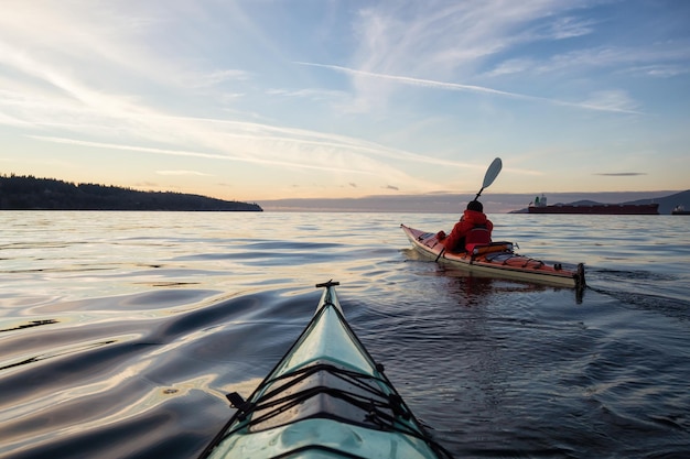 Kayak en el océano durante la puesta de sol