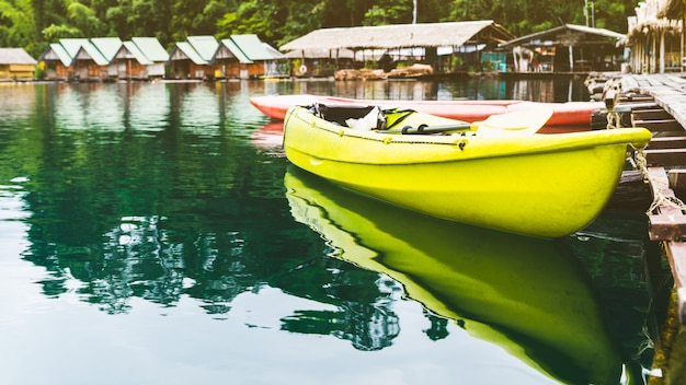 Kayak de recreación de vacaciones en balsa flotante resort, Cheow Lan Lake, Rajjaprabha Dam, Tailandia