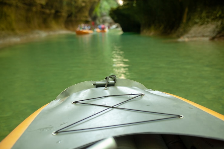 Foto kayak en el rio. grupo de personas en un barco navegando por el río.
