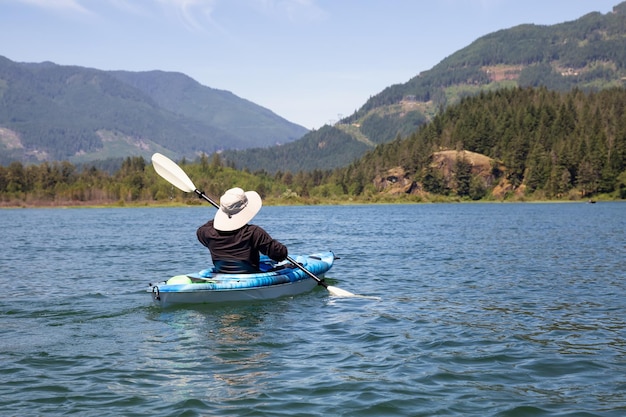 Kayak en el río Harrison durante un hermoso y vibrante día de verano