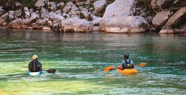 Kayak en el río Soca, Eslovenia