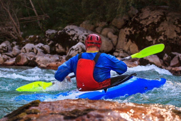 Foto kayak en el río soca, eslovenia