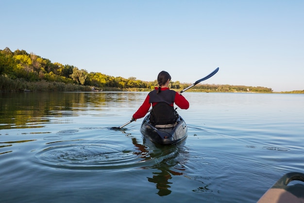 Kayak en el río en la temporada de verano.