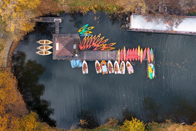 Kayak en el río, vista superior. Paisaje otoñal