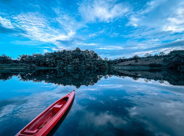 Kayak rojo en el lago, Tailandia