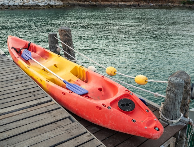 Kayak rojo en un puente de madera